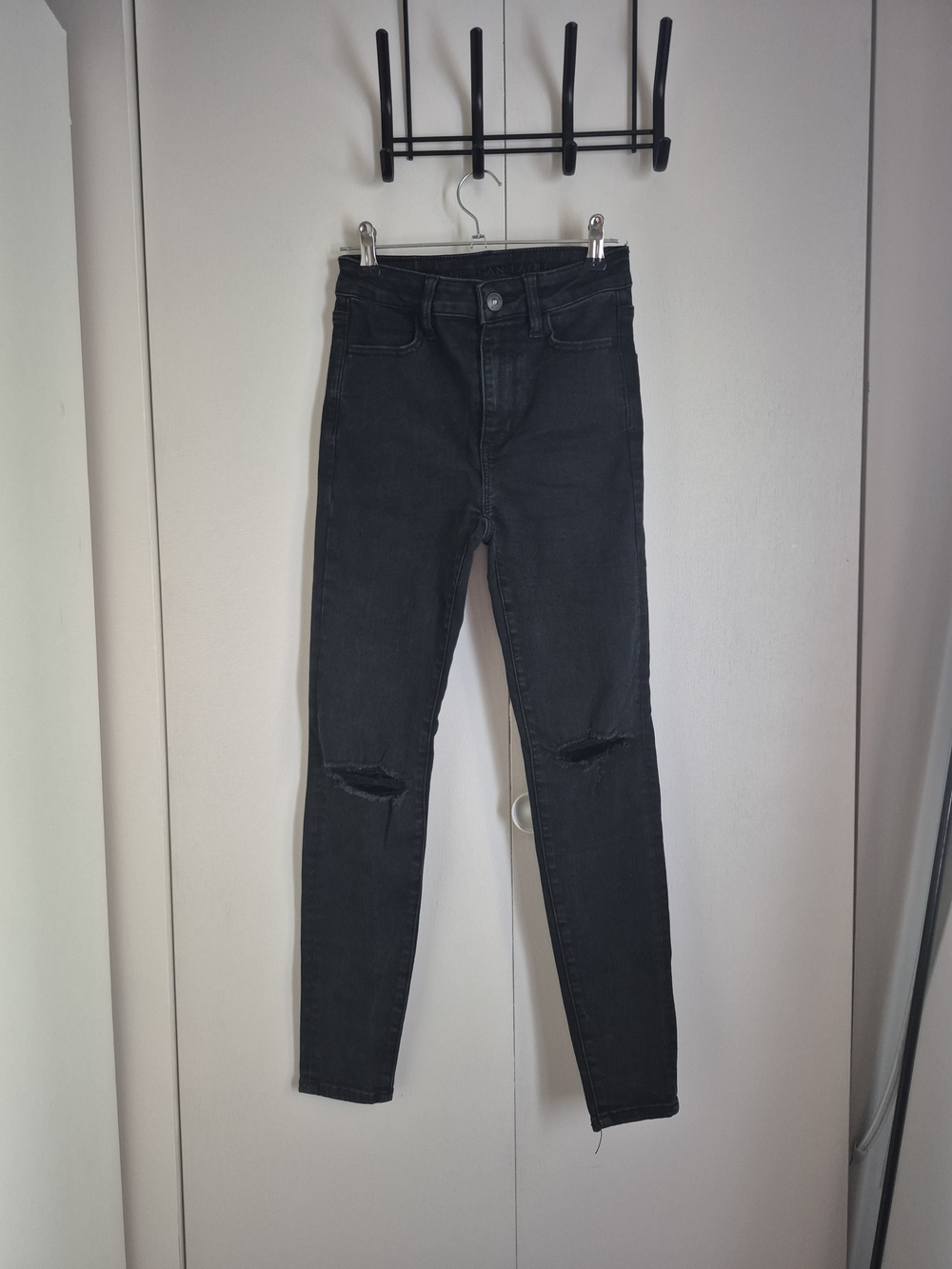 American Eagle Outfitters Black High-Rise Skinny Jeans with Knee Rips